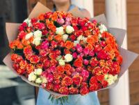 51 кустовая роза микс в крафте