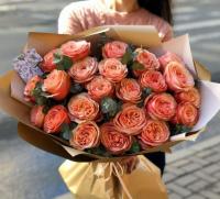 Букет из 29 роз Кахала с эвкалиптом